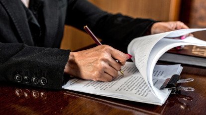 Foto LEGAL OPINION IN BUSINESS DECISION STRATEGIES